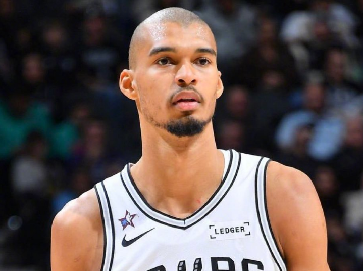 开云体育下载-雷霆躺升联盟第一！马刺力克活塞豪取9连胜 文班21+17+6帽